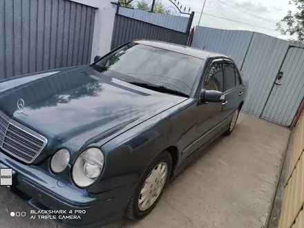 Mercedes-Benz E 240 2000 года за 2 900 000 тг. в Караганда