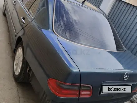 Mercedes-Benz E 240 2000 года за 2 900 000 тг. в Караганда – фото 3