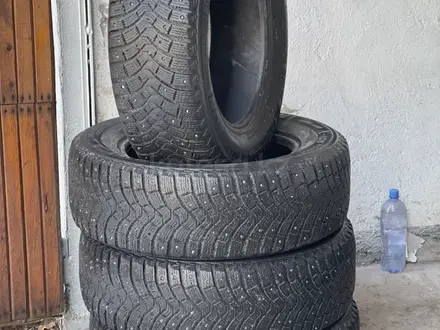 Michelin X-Ice 215 65 R16 зимняя шипы за 95 000 тг. в Алматы