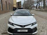 Toyota Camry 2022 года за 15 400 000 тг. в Уральск – фото 2