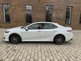 Toyota Camry 2022 года за 15 400 000 тг. в Уральск – фото 4