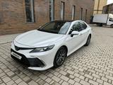 Toyota Camry 2022 года за 15 400 000 тг. в Уральск – фото 3