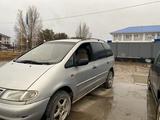 Volkswagen Sharan 1999 годаfor1 190 000 тг. в Аксай