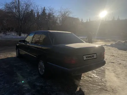 Mercedes-Benz E 200 1993 года за 1 800 000 тг. в Петропавловск – фото 4