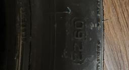 Разноширокую летнюю резину Bridgestone Turanza за 250 000 тг. в Актобе – фото 3