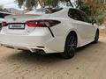 Toyota Camry 2022 годаfor14 000 000 тг. в Актобе – фото 24