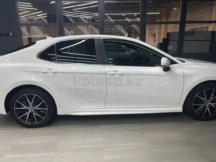 Toyota Camry 2022 года за 14 000 000 тг. в Актобе – фото 29