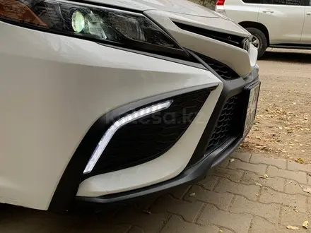 Toyota Camry 2022 года за 14 000 000 тг. в Актобе – фото 7