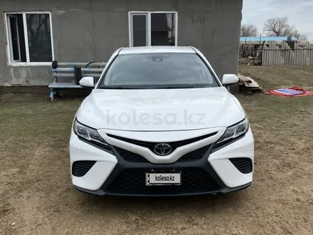 Toyota Camry 2020 года за 13 700 000 тг. в Уральск – фото 2