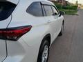 Toyota Highlander 2023 года за 19 000 000 тг. в Алматы – фото 4