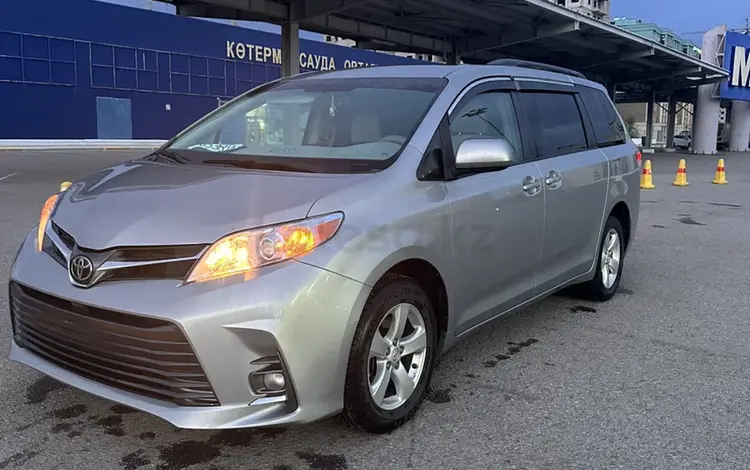 Toyota Sienna 2013 годаfor9 900 000 тг. в Астана