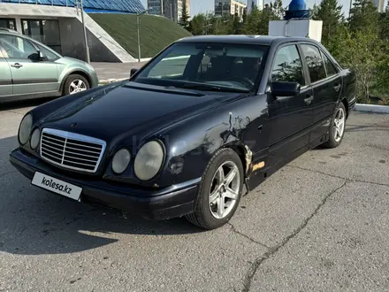 Mercedes-Benz E 230 1996 года за 1 500 000 тг. в Караганда – фото 2