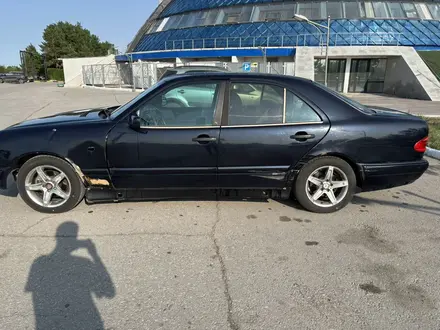 Mercedes-Benz E 230 1996 года за 1 500 000 тг. в Караганда – фото 3