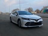 Toyota Camry 2018 года за 7 700 000 тг. в Уральск – фото 2