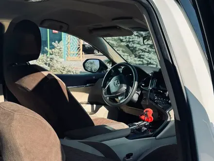Toyota Camry 2022 года за 13 000 000 тг. в Тараз – фото 2