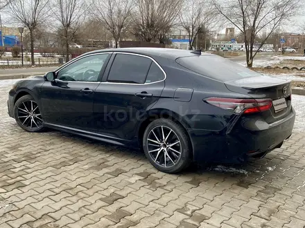 Toyota Camry 2021 года за 7 400 000 тг. в Уральск – фото 5