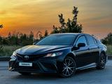 Toyota Camry 2021 года за 11 750 000 тг. в Актобе