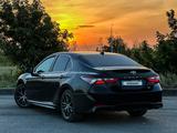 Toyota Camry 2021 года за 11 750 000 тг. в Актобе – фото 4