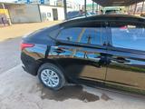 Hyundai Solaris 2020 года за 7 500 000 тг. в Жезказган – фото 2