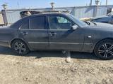 Mercedes-Benz E 200 2001 года за 1 546 467 тг. в Атырау – фото 2