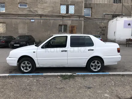 Volkswagen Vento 1996 года за 1 500 000 тг. в Караганда – фото 3