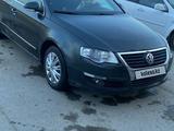 Volkswagen Passat 2006 года за 3 000 000 тг. в Атырау – фото 2