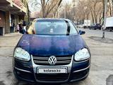 Volkswagen Jetta 2005 годаүшін2 500 000 тг. в Алматы