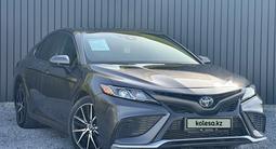 Toyota Camry 2021 года за 10 990 000 тг. в Актобе – фото 3