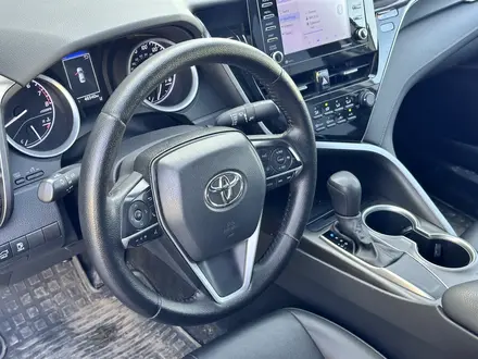 Toyota Camry 2021 года за 10 990 000 тг. в Актобе – фото 17