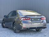 Toyota Camry 2021 года за 10 990 000 тг. в Актобе – фото 4