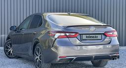 Toyota Camry 2021 года за 11 490 000 тг. в Актобе – фото 4