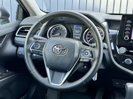 Toyota Camry 2021 года за 10 990 000 тг. в Актобе – фото 20