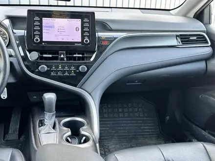 Toyota Camry 2021 года за 10 990 000 тг. в Актобе – фото 21