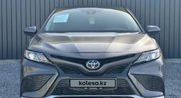 Toyota Camry 2021 года за 11 490 000 тг. в Актобе – фото 2
