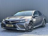 Toyota Camry 2021 года за 10 990 000 тг. в Актобе