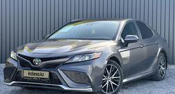 Toyota Camry 2021 года за 11 490 000 тг. в Актобе