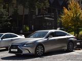 Lexus ES 300h 2020 года за 22 500 000 тг. в Алматы – фото 2