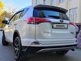 Toyota RAV4 2018 годаүшін12 500 000 тг. в Актобе – фото 3