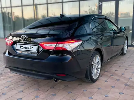 Toyota Camry 2018 года за 13 800 000 тг. в Шымкент – фото 2