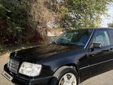 Mercedes-Benz E 220 1993 года за 1 800 000 тг. в Тараз – фото 2