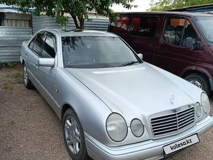 Mercedes-Benz E 230 1996 года за 2 600 000 тг. в Караганда – фото 2