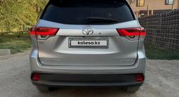 Toyota Highlander 2017 года за 14 300 000 тг. в Уральск – фото 3