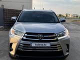 Toyota Highlander 2017 года за 14 300 000 тг. в Уральск