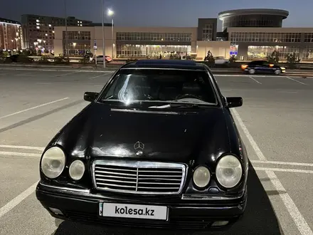 Mercedes-Benz E 320 1997 года за 2 500 000 тг. в Актау – фото 2