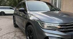 Volkswagen Tiguan 2022 года за 15 900 000 тг. в Алматы – фото 2