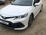 Toyota Camry 2022 года за 18 500 000 тг. в Аксай