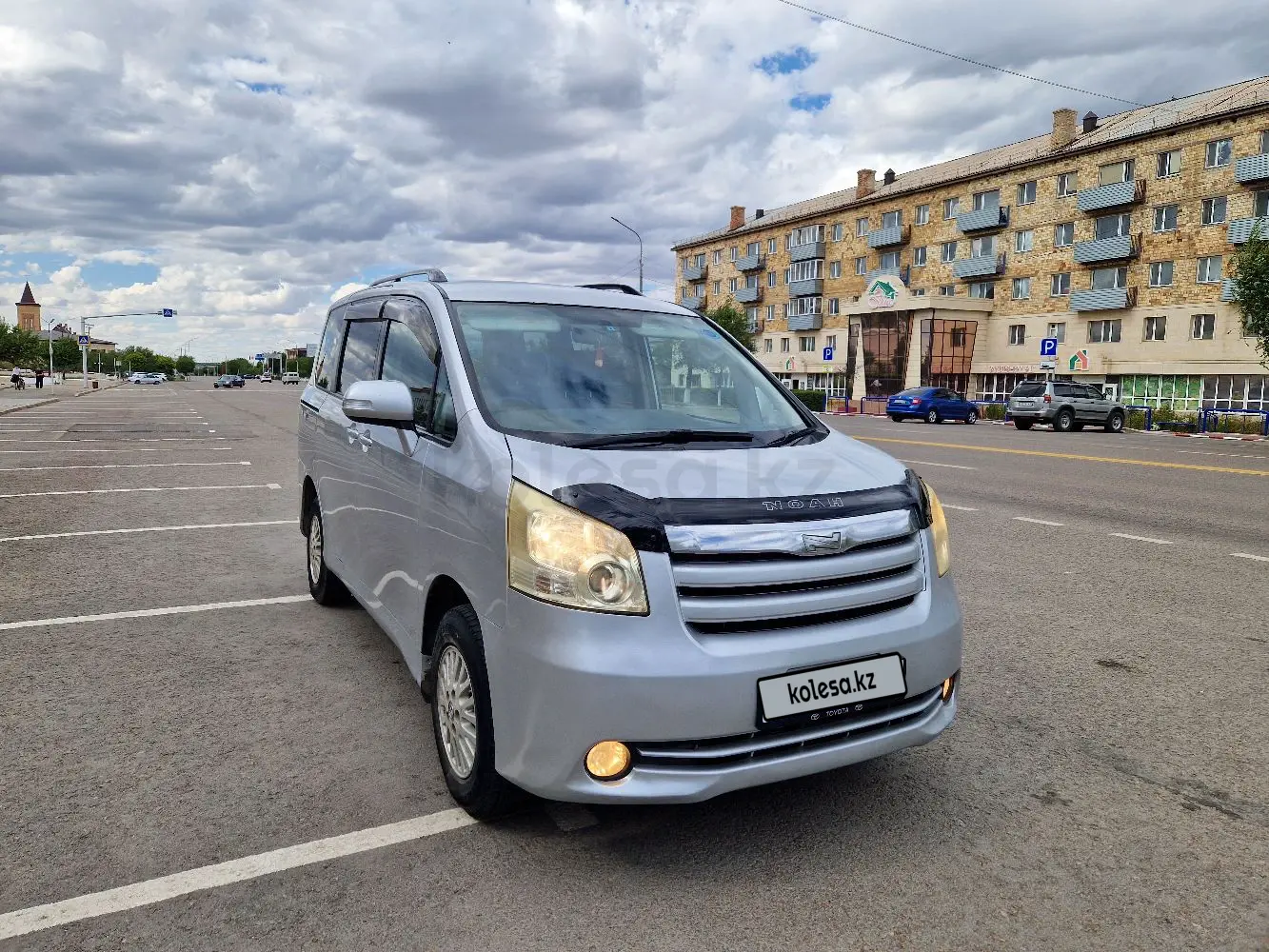 Toyota Noah, 2009