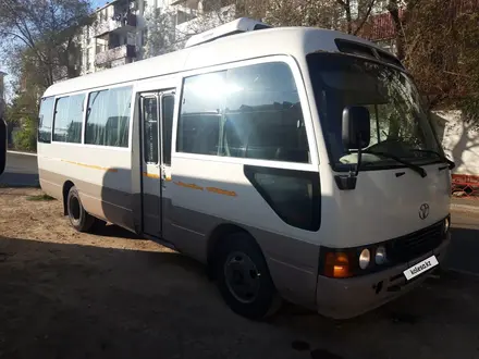 Toyota  Coaster 2005 года за 6 500 000 тг. в Атырау – фото 2