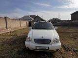 Kia Carnival 2001 годаfor4 400 000 тг. в Шымкент