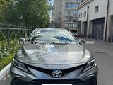 Toyota Camry 2022 года за 18 500 000 тг. в Астана – фото 2